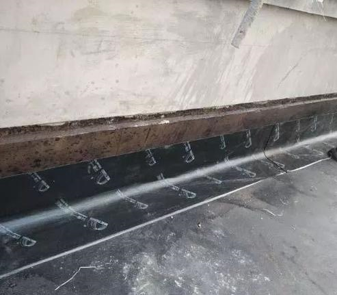 防水卷材開裂是什么原因以及修復處理方法